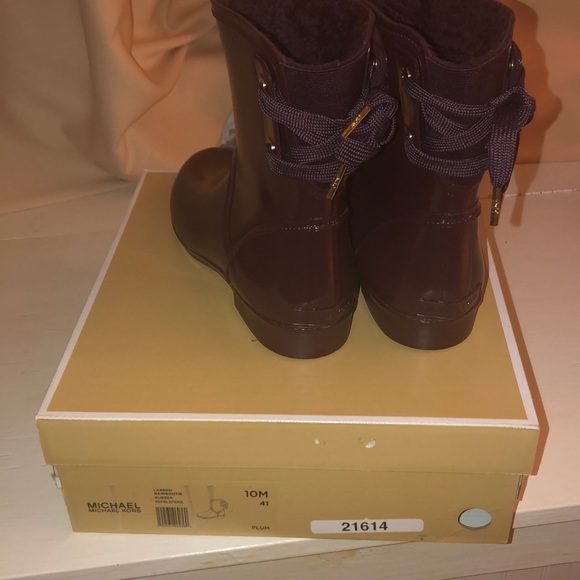 Size 10M - Michael Kors Larson Rain Booties - Picture 2 of 3